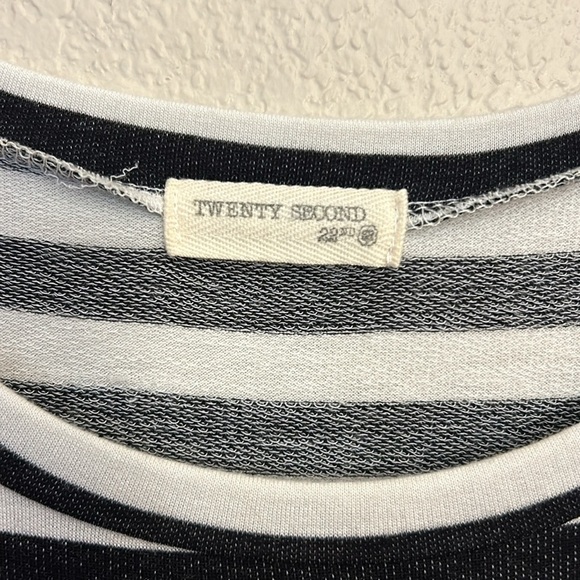 Women’s long sleeve striped shirt with cut out shoulders size medium. - Picture 2 of 6